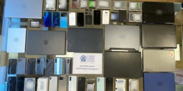 Τα αντικείμενα που κατασχέθηκαν από την αστυνομία μετά από έρευνες στις οικίες των κατηγορουμένων σε διάφορες πόλεις της Ελλάδας (φωτ.: Ελληνική Αστυνομία)