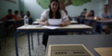 Στιγμιότυπο από τις εξετάσεις στο 1ο ΓΕΛ Αγίας Παρασκευής (φωτ.: ΑΠΕ-ΜΠΕ / Γιάννης Κολεσίδης)