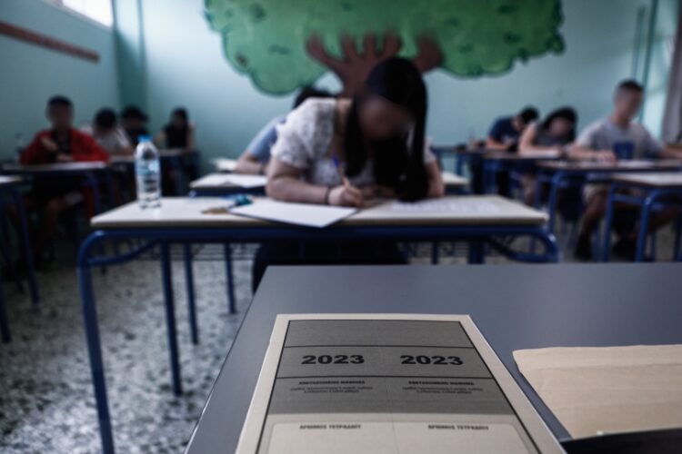 Οι υποψήφιοι μπορούν να ενημερωθούν μέσω γραπτού μηνύματος SMS για τη βαθμολογία αλλά και τη σχολή/τμήμα εισαγωγής τους (φωτ. αρχείου: EUROKINISSI/Σωτήρης Δημητρόπουλος)