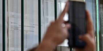 Οι υποψήφιοι έσπευσαν στα σχολεία να δουν τις βαθμολογίες τους (φωτ. αρχείου: EUROKINISSI /Γιάννης Σπυρούνης/ilialive.gr)