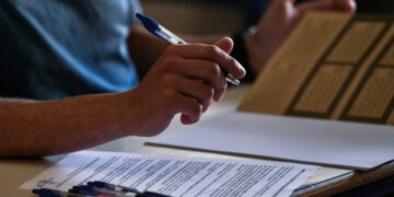 Υποψήφιος ετοιμάζεται να γράψει στις πανελλήνιες εξετάσεις (φωτ.: EUROKINISSI/ILIALIVE.GR/Γιάννης Σπυρούνης)