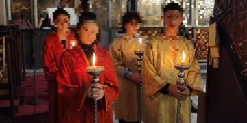 Κορίτσια και αγόρια ντυμένα ως παπαδάκια (φωτ.: facebook/Ενορία Αγίου Νικολάου Ραγκαβά)