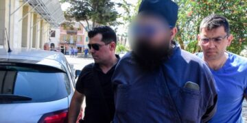 Ο 40χρονος αρχιμανδρίτης την ώρα που προσέρχεται στον εισαγγελέα (φωτ.: EUROKINISSI/Βασίλης Παπαδόπουλος)