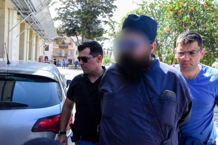 Ο 40χρονος αρχιμανδρίτης την ώρα που προσέρχεται στον εισαγγελέα (φωτ.: EUROKINISSI/Βασίλης Παπαδόπουλος)