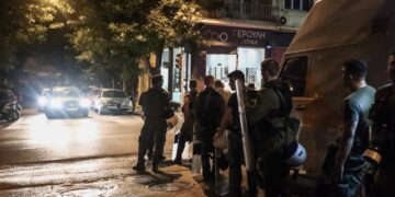 Άνδρες των ΜΑΤ φρουρούν τα γραφεία του ΠΑΣΟΚ στη Χαριλάου Τρικούπη (φωτ.: EUROKINISSI/Κώστας Τζούμας)