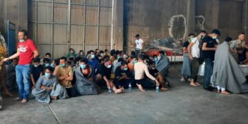 Στις παλιές αποθήκες του λιμανιού της Καλαμάτας δημιουργήθηκε ένας πρόχειρος χώρος φιλοξενίας των μεταναστών (φωτ.: ΑΠΕ-ΜΠΕ/Ευάγγελος Μπουγιώτης)