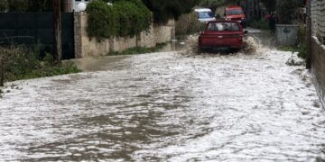 Πλημμυρισμένος δρόμος από τις έντονες βροχοπτώσεις (φωτ. αρχείου: EUROKINISSI/Στέφανος Ραπάνης)