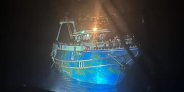 Φωτογραφία που έδωσε στη δημοσιότητα το Λιμενικό Σώμα με το μοιραίο πλοιάριο, ενώ ταξιδεύει νύχτα (φωτ.: Eurokinissi/Λιμενικό Σώμα)