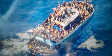 Φωτογραφία που δόθηκε στη δημοσιότητα από το Λιμενικό Σώμα - Ελληνική Ακτοφυλακή και απεικονίζει το αλιευτικό σκάφος με μεγάλο αριθμό μεταναστών να πλέει στα διεθνή ύδατα νοτιοδυτικά της Πελοποννήσου, Τετάρτη 14 Ιουνίου 2023
(φωτ.: ΛΣ-ΕΛΑΚΤ / EUROKINISSI)