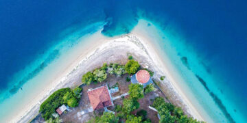 Καθίζηση στην παραλία Μύλος Γιάλτρων στη Β. Εύβοια, μετά το σεισμό στην Αταλάντη (φωτ.: diavlosnews.gr)