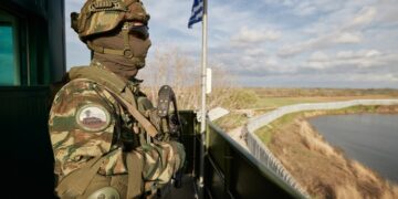 Συνοριοφύλακας στο φράχτη του Έβρου (φωτ. αρχείου: Γραφείο Τύπου Πρωθυπουργού)