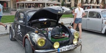 Αντί για αποσκευές, αυτός ο σκαραβαίος έχει διάφορα αναμνηστικά είδη για τον... σκαραβαίο (φωτ.: YouTube)