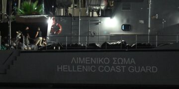 Σοροί μεταναστών διακρίνονται μέσα σε ειδικές σακούλες, αφού έχουν περισυλλεχθεί από σκάφος του Λιμενικού Σώματος (φωτ.: EUROKINISSI/Αντώνης Νικολόπουλος)