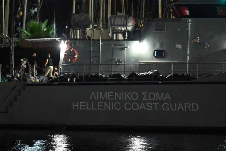 Σοροί μεταναστών διακρίνονται μέσα σε ειδικές σακούλες, αφού έχουν περισυλλεχθεί από σκάφος του Λιμενικού Σώματος (φωτ.: EUROKINISSI/Αντώνης Νικολόπουλος)