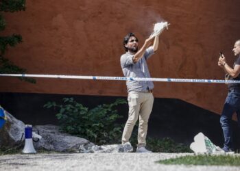 O ιρακινός πρόσφυγας Σαλουάν Μομίκα ενώ βάζει φωτιά στο Κοράνι, έξω από το Μεγάλο Τέμενος της Στοκχόλμης (φωτ.: EPA/Stefan Jerrevang)