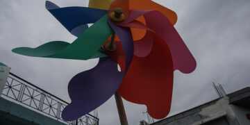 Παιδικός ανεμόμυλος με φόντο τον συννεφιασμένο ουρανό πάνω από την πόλη των Τρικάλων (φωτ.: EUROKINISSI / Θανάσης Καλλιάρας)