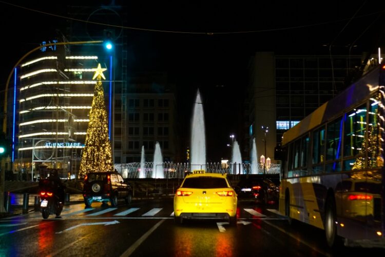 Ταξί στην πλατεία Ομονοίας, στο κέντρο της Αθήνας (φωτ. αρχείου: EUROKINISSI/Γιώργος Κονταρίνης)