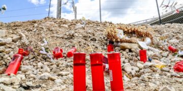 Μερικά κεριά στον τόπο του τραγικού δυστυχήματος των Τεμπών (φωτ.: EUROKINISSI/Λεωνίδας Τζέκας)