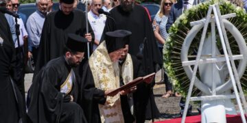 Ο Οικουμενικός Πατριάρχης Βαρθολομαίος ενώ μνημονεύει τα θύματα της σιδηροδρομικής τραγωδίας (φωτ.: EUROKINISSI/Λεωνίδας Τζέκας)
