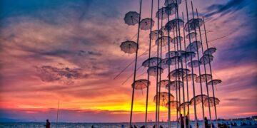 Αν επισκεφθείτε τη Θεσσαλονίκη, μια φωτογραφία στις «Ομπρέλες» του Γιώργου Ζογγολόπουλου είναι υποχρεωτική (φωτ.: ΜΟΤΙΟΝΤΕΑΜ/Βασίλης Βερβερίδης)