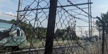 Δύο τρένα στην ίδια ράγα κοντά στο σταθμό του Μεζούρλου στη Λάρισα (φωτ.: larissanet.gr)