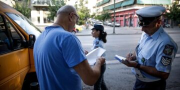 Τροχονόμος βεβαιώνει πρόστιμο σε οδηγό σχολικού λεωφορείου στην Αθήνα (φωτ.: EUROKINISSI/Στέλιος Μισίνας)
