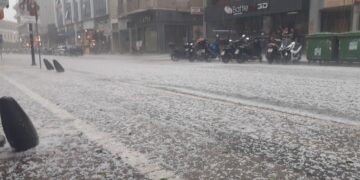 Οι δρόμοι στο κέντρο των Ιωαννίνων πλημμύρισαν με χαλάζι σε μέγεθος φουντουκιού (φωτ.: ΑΠΕ-ΜΠΕ)