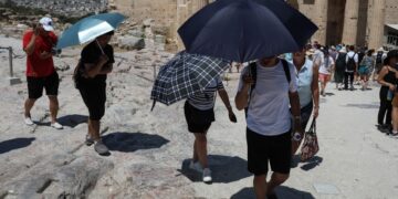Τουρίστες στην Ακρόπολη κρατούν ομπρέλες για να προστατευθούν από τον καύσωνα (φωτ. αρχείου: Eurokinissi/Στέλιος Μίσινας)