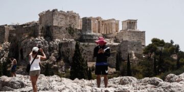 Εικόνα από την είσοδο του αρχαιολογικού χώρου της Ακρόπολης που και σήμερα θα παραμείνει κλειστός, από τις 11:30 έως τις 17:30 (φωτ.: Σωτήρης Δημητρόπουλος/EUROKINISSI)