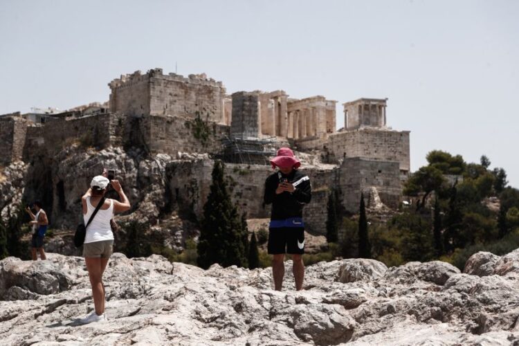 Εικόνα από την είσοδο του αρχαιολογικού χώρου της Ακρόπολης που και σήμερα θα παραμείνει κλειστός, από τις 11:30 έως τις 17:30 (φωτ.: Σωτήρης Δημητρόπουλος/EUROKINISSI)