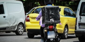 Διανομέας κινείται στο κέντρο της Αθήνας (φωτ. αρχείου: Eurokinissi/Τατιάνα Μπόλαρη)