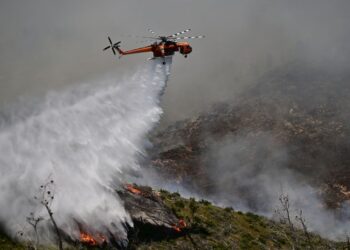 Εικόνα από τα Δερβενοχώρια όπου φλέγεται δύσβατη περιοχή (φωτ.: Μιχάλης Καραγιάννης/ EUROKINISSI)