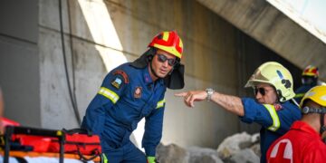 Έρευνες στα συντρίμμια γέφυρας στην περιμετρική οδό στην είσοδο της πόλης της Πάτρας (φωτ.: EUROKINISSI / Γιώτα Λοτσάρη)