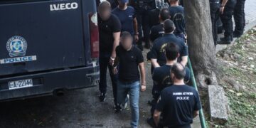 Δύο από τους κατηγορούμενους για τη δολοφονία του Άλκη Καμπανού την ώρα που μεταφέρονται στα Δικαστήρια. Τετάρτη 12 Ιουλίου 2023 (φωτ.: MotionTeam/Βασίλης Βερβερίδης)
