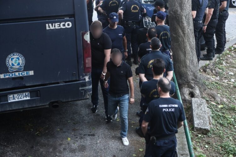 Δύο από τους κατηγορούμενους για τη δολοφονία του Άλκη Καμπανού την ώρα που μεταφέρονται στα Δικαστήρια. Τετάρτη 12 Ιουλίου 2023 (φωτ.: MotionTeam/Βασίλης Βερβερίδης)