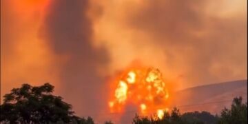 «Μανιτάρι» από έκρηξη πυρομαχικών που κατέγραψαν σε βίντεο κάτοικοι της Νέας Αγχιάλου (φωτ.: twitter.com/theodossis10)