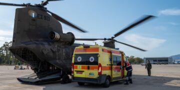 Ελικόπτερο του Στρατού Ξηράς παραλαμβάνει από το ΕΚΑΒ ασθενή που χρειάζεται αεροδιακομιδή (φωτ.: army.gr)