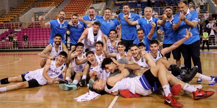Οι παίκτες της εθνικής νέων πανηγυρίζουν τη νίκης τους έναντι του Βελγίου στο μικρό τελικό του EUROBASKET U20 (φωτ.: Eurokinissi/Στέφανος Ραπάνης)