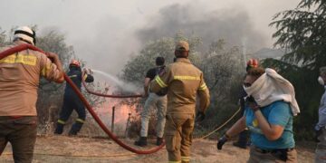 Μεγάλη αναζωπύρωση της πυρκαγιάς στην περιοχή της Νέας Αγχιάλου Μαγνησίας (φωτ.: Τατιάνα Μπόλαρη/ EUROKINISSI)