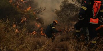 Πυρκαγιά στην περιοχή Νέα Πέραμο,  Άνω Βλυχάδας
(φωτ.: Βασίλης Ρεμπάπης/ EUROKINISSI)