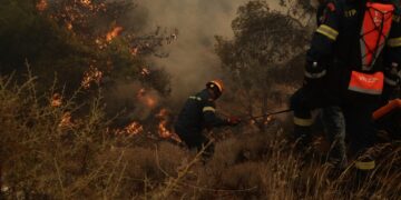Πυροσβέστες επιχειρούν για την κατάσβεση της πυρκαγιάς στην περιοχή της Νέας Περάμου στην Άνω Βλυχάδα. Τετάρτη 19 Ιουλίου 2023 (φωτ.: Eurokinissi/Βασίλης Ρεμπάπης)