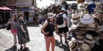 Τουρίστες εν μέσω καύσωνα μπροστά σε κατάστημα με καπέλα στο κέντρο της Αθήνας (φωτ.: Eurokinissi/Βασίλης Ρεμπάπης)