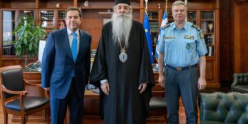 O υπουργός Προστασίας του Πολίτη Νότης Μηταράκης και ο αρχηγός της ΕΛΑΣ αντιστράτηγος Λάζαρος Μαυρόπουλος με τον μητροπολίτη Πειραιώς Σεραφείμ σε συνάντηση για τις νέες ταυτότητες (φωτ.: twitter.com/nmitarakis/status)