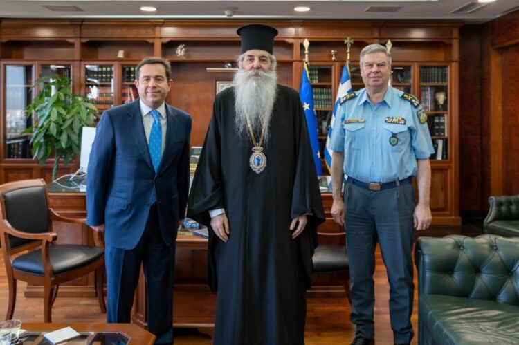 O υπουργός Προστασίας του Πολίτη Νότης Μηταράκης και ο αρχηγός της ΕΛΑΣ αντιστράτηγος Λάζαρος Μαυρόπουλος με τον μητροπολίτη Πειραιώς Σεραφείμ σε συνάντηση για τις νέες ταυτότητες (φωτ.: twitter.com/nmitarakis/status)