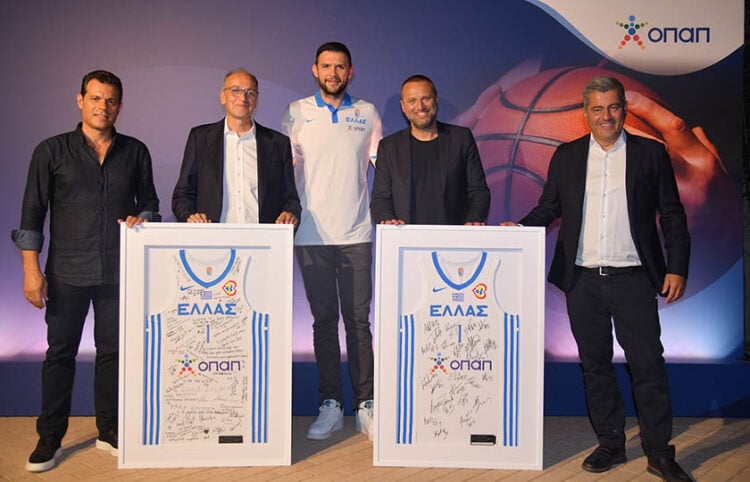 Δημήτρης Ιτούδης, προπονητής της Εθνικής Ομάδας Μπάσκετ, Βαγγέλης Λιόλιος, Πρόεδρος ΕΟΚ, Κώστας Παπανικολάου, αρχηγός της Εθνικής Ομάδας Μπάσκετ, Γιάννης Ρόκκας Chief Marketing Officer του ΟΠΑΠ, Οδυσσέας Χριστοφόρου, Αναπληρωτής Διευθύνων Σύμβουλος του ΟΠΑΠ