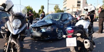 Εικόνα από το επιβατικό όχημα που συγκρούστηκε με αμαξοστοιχία αφού παραβίασε τις μπάρες στη διασταύρωση της σιδηροδρομικής γραμμής με την Ιερά Οδό (φωτ.: Κώστας Τζούμας / EUROKINISSI)