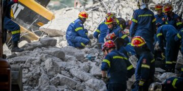 Διασώστες ερευνούν για εγκλωβισμένους στα συντρίμμια της γέφυρας στην είσοδο της Πάτρας που κατέρρευσε (φωτ.: Eurokinissi/Γιώτα Λότσαρη)