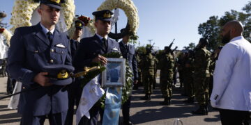 Αεροπόροι κρατάνε τη φωτογραφία και το ξίφος του 27χρονου ανθυποσμηναγού του Canadair Περικλή Στεφανίδη (φωτ.:
ΑΠΕ-ΜΠΕ/ΑΧΙΛΛΕΑΣ ΧΗΡΑΣ)