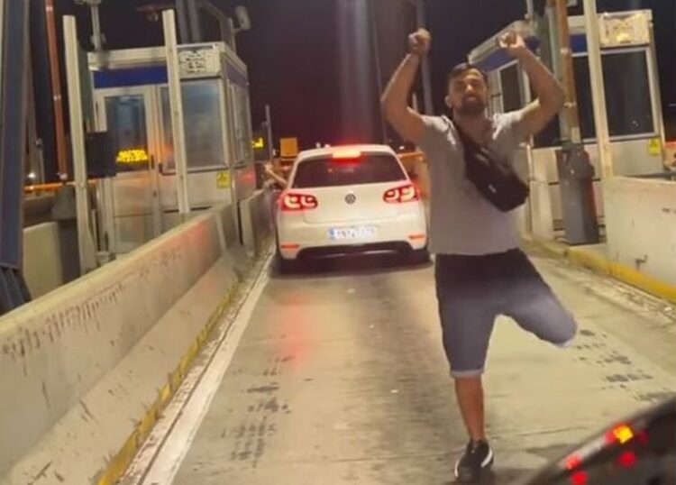 Ποντιακά χορεύουμε παντού! Εσείς; (βίντεο: instagram.com/greekcitytimes/MrG.Kyvelidis)