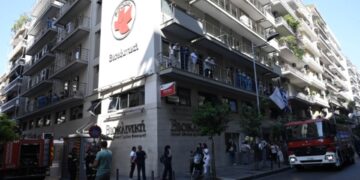 Πυρκαγιά σε κτήριο ιδιωτικής κλινικής στην οδό Μητροπόλεως στην Θεσσαλονίκη (Φωτ.: MotionTeam)